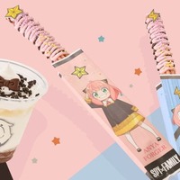(中央)ベリーエレガント!! アーニャのステラ・チュリトス ~ストロベリー&ラズベリー味~(右)ノットエレガント… アーニャのトニト・チュリトス ~ストロベリー&ラズベリー味~(左)ボンドのアイスサンデー ~バニラ&チョコ~/画像提供:ユニバーサル・スタジオ・ジャパン