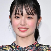 ロングヘアの豊嶋花(C)モデルプレス