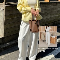 レモンイエローを味方に、白パンツを軽やかに着こなす初夏の装い【40代の毎日コーデ】