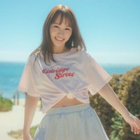 川栄李奈、ほっそりお腹チラリの眩しい笑顔SHOT！夏のオーストラリア・メルボルンで魅力が弾ける