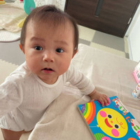 山本圭壱、生後8ヶ月を迎える愛娘のつかまり立ちSHOTに反響「パパそっくり」「どんどん可愛くなってる～」
