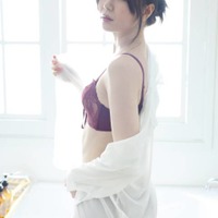 プロ雀士・東城りお、ほっそり美ボディ際立つ肌見せSHOT披露！初のフォトエッセイで人生を振り返る