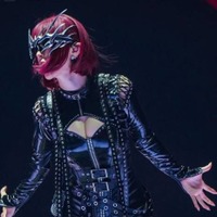 浜崎あゆみ、赤毛ボブ×ボンテージ風衣装のステージSHOTにファン悶絶「破壊力えぐすぎ」「目の保養」