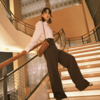 のん、シックに決めたシャツ×ワイドパンツコーデに反響「ほっそい美しいスタイル」「カッコいい」
