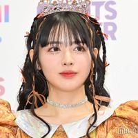 ロングヘアの鎮西寿々歌(C)モデルプレス