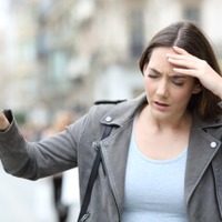 「更年期なんて他人事だと思ってた」52歳の私を襲った突然の「動悸とめまい」、そこから始まった大変な日々は