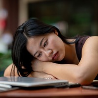 「冗談という名の暴力」で私をいじる夫に、心を壊されていった。それでも私がずっと我慢して笑っていた理由は