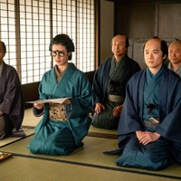 橋本愛、風間俊介「べらぼう~蔦重栄華乃夢噺~」第24話(C)NHK