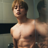 白濱亜嵐/シャワーシーンの先行カット(C)小学館 撮影/田形千紘