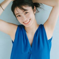 今年で俳優デビュー25周年！上戸彩、笑顔はじけるブルードレスSHOTで力強い美しさ