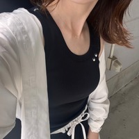 大人はどう着る？【ユニクロ×アニヤ】コラボのおめめタンク。こなれ見えの秘訣は、あえてのシンプル【40代の毎日コーデ】