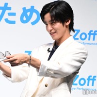 サングラス選びに夢中になる目黒蓮(C)モデルプレス