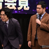 劇場で頭を下げる高比良くるま、松井ケムリ(C)モデルプレス