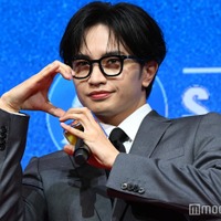 これからロイスに会いに行く“クラーク・ケンティー”姿の中島健人(C)モデルプレス