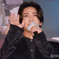 ライブビューイングを見ている人にもファンサービスを欠かさない亀梨和也（C）モデルプレス