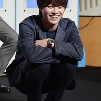 俳優犬のボナを笑顔で見つめる大橋和也(C)モデルプレス