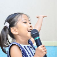 リビングで喧嘩する祖父母　すると、孫が歌謡曲を歌い始め…→「上手い」「ほっこりした」