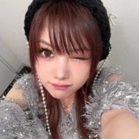 田中れいな、ピンク髪が引き立つモノトーンコーデSHOTに「可愛すぎる」「似合う」の声