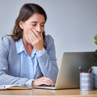 「休んでも疲れが取れない」のは年齢のせいじゃないかも。「慢性疲労」の正体と今すぐ見直すべきこと【漢方薬剤師監修】