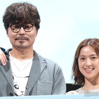 初共演で夫婦役を演じる小澤征悦＆中村アン（C）モデルプレス