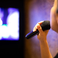 最近のカラオケ、進化しすぎてない!?　画面に突然「占い師」が現れた夜【体験レポート】　