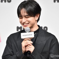 嘘がバレて照れ笑いする中島健人(C)モデルプレス