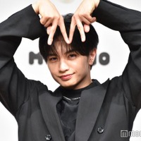 チャーミングでアイコニックなポージングを披露した中島健人(C)モデルプレス