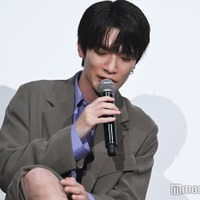 すね毛を見せる深澤辰哉(C)モデルプレス