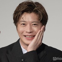 太宰ポーズをとる田中圭(C)モデルプレス