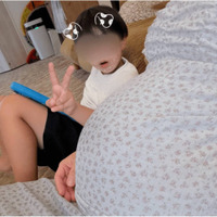 「babyとこあ」第5子妊娠中の辻希美、ふっくらお腹越しの三男のピースSHOT公開「まったりNetflix Time」