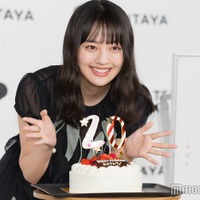 サプライズに感激する上坂樹里(C)モデルプレス