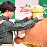 キウイブラザーズの帽子が落ちてしまい、すぐに駆けつける宮舘涼太(C)モデルプレス