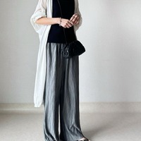 涼し気な「ウェーブプリーツパンツ」が体形をカムフラージュ。リラクシーで上品な軽やかスタイル【40代の毎日コーデ】