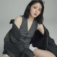 FRUITS ZIPPER鎮西寿々歌『ViVi』専属モデルに決定！ほっそり美肩＆美脚際立つアンニュイSHOT披露
