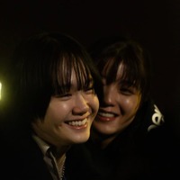 尾碕真花、工藤美桜「コールミー・バイ・ノーネーム」オフショット(提供写真)