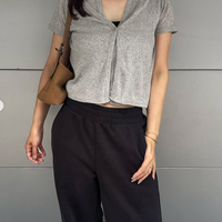【ユニクロ】ゆるっと着ても野暮ったく見えない。黒ワイドパンツで大人の体型カバー【40代の毎日コーデ】