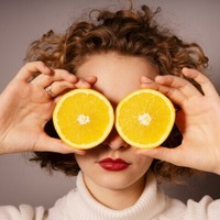 「最近、目がかすむ」それ、老眼だけじゃないかも？更年期女性が取り入れたい「意外なケア」とは