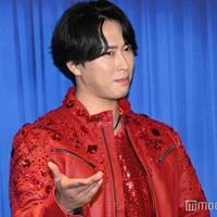 プリンセスを誘うポーズを求められる宮舘涼太（C）モデルプレス
