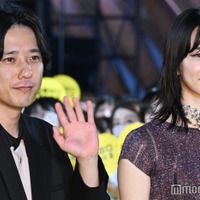 映画「8番出口」88m無限ループカーペットアライバルに出席した二宮和也、小松菜奈(C)モデルプレス