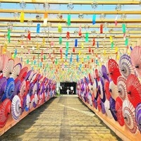 「風鈴まつり」の約6,000個の風鈴と、「和傘物語」の約400本の和傘の共演