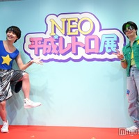 「平成っぽいポーズ」をリクエストされ全力で表現する大地守、「僕昭和生まれだしな…」と戸惑いながらもピースする久間⼀平/Chi☆Q(C)モデルプレス