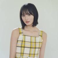 乃木坂46遠藤さくら、ヘルシー肌見せのワンピースSHOT披露！ビーチハウスと海を舞台に爽やかな魅力が輝く