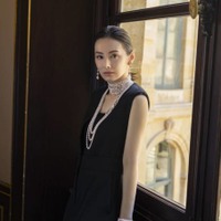 北川景子、ミキモトのハイジュエリーを纏ったシックな装いで魅せる！パリで過ごす優雅なひととき