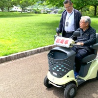 噂の「シニアカー」に初めて試乗！ 90歳父が見せた「想定外の反応」とは？  老いとともに超頑固になった父を、一発で動かした「娘のひと言」は【父の免許返納物語】