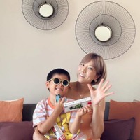 hitomi、三男が5歳に！笑顔のほっこりSHOTを公開「トミカトーマスをもらってご満悦！」