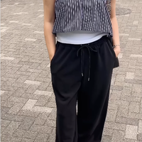 ラクときちんと見えを両立。「シャーリングジャージーパンツ」で叶える真夏の大人リラクシー【40代の毎日コーデ】