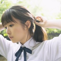 乃木坂46小川彩、爽やかな制服姿にドキッ！自然豊かな古民家＆緑の中の清流を舞台にあふれる透明感