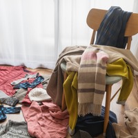 洋服が散乱した室内で真夏に「厚手のセーター」を着る義母。「季節が分からない！」それも認知症の症状です