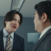 菊池風磨、皆川猿時/新TVCM「言い間違い篇」より(提供写真)