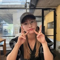 川栄李奈、ハイトーンロングヘアでのダブルピースSHOTに「新鮮」「めっちゃ似合ってます」の声